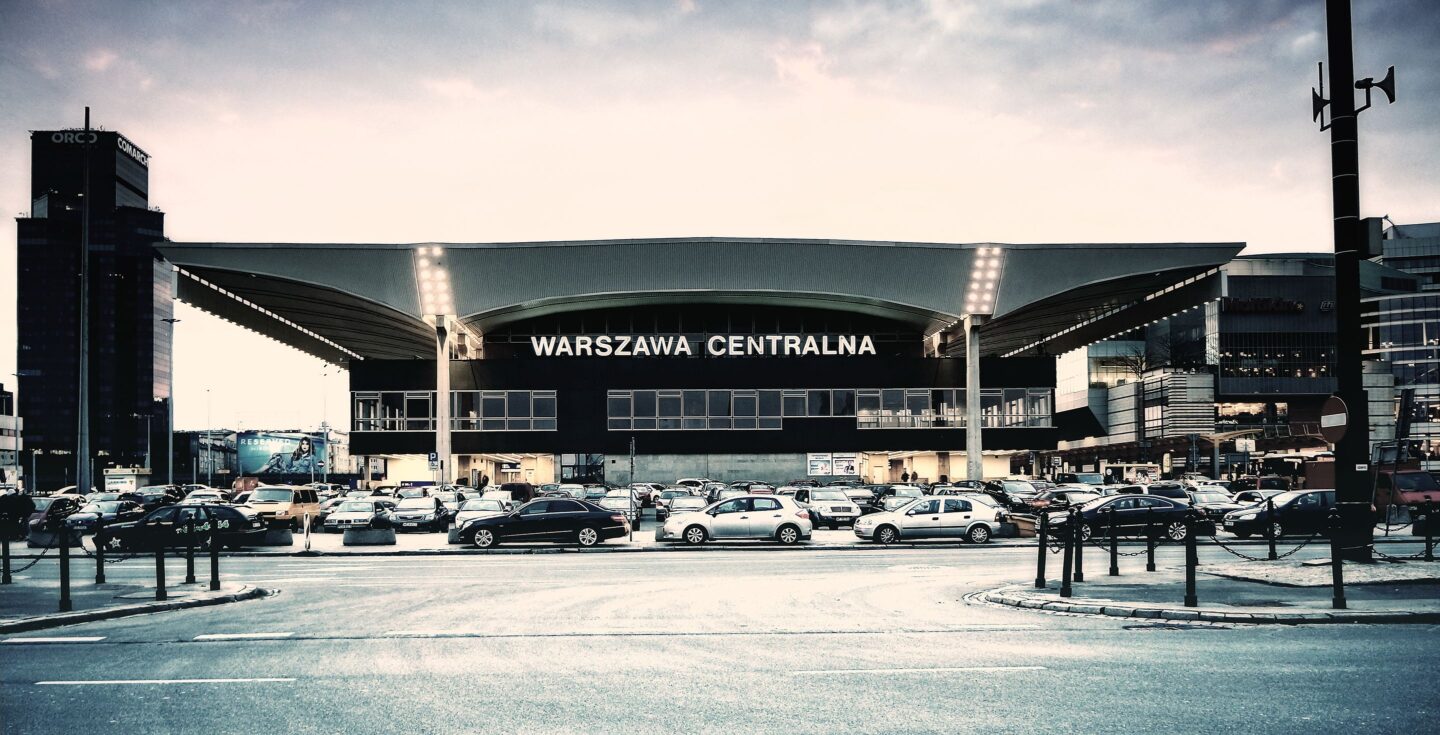 Na dworcach w Warszawie dalej panuje chaos. Da się to jeszcze naprawić.